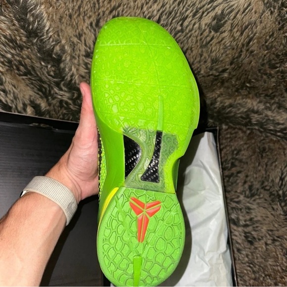 Kobe 6 Grinch Size 12 - Picture 3 of 8